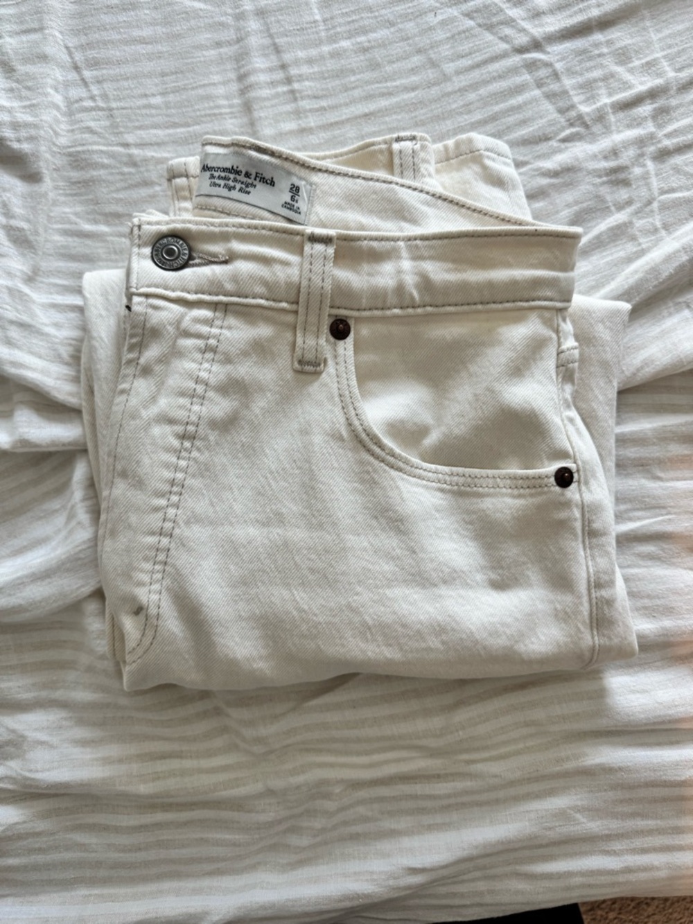 Abercrombie & Fitch Cream High-Rise Curve Love Jeans